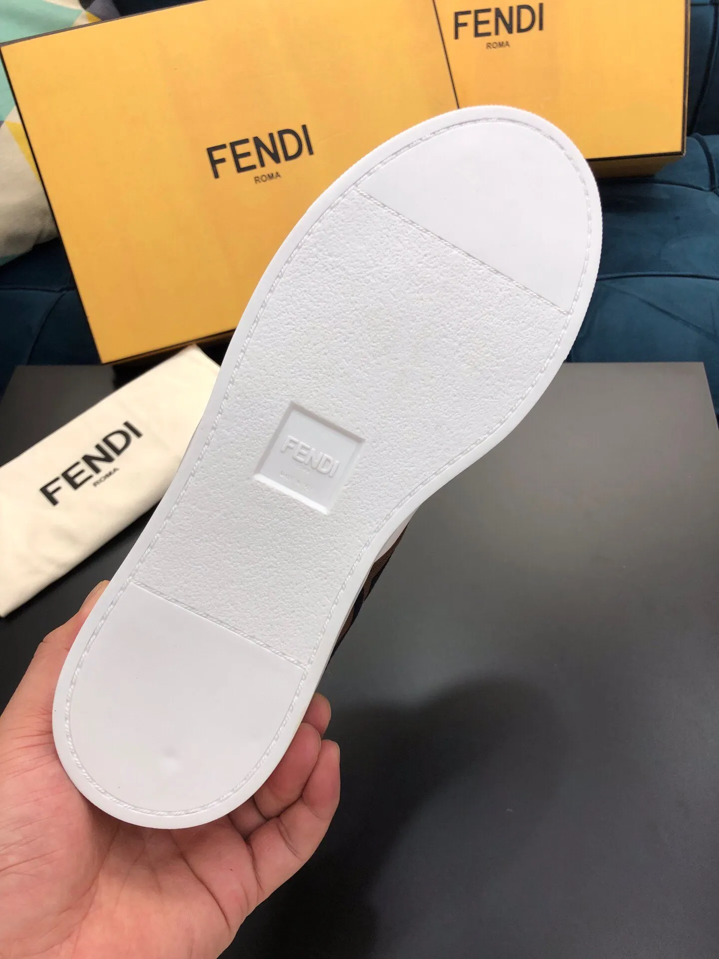 ¥380[Sun]FENDI Fendi classic comfortable men's slip-ons, this sophisticated sneaker is handmade from soft calfskin. Mesh inner surface, ultra-light rubber material and rough outsole. This unique thin style is suitable for the casual and exquisite sensibility of this season. It is comfortable and natural on the feet. It is an everyday style for spring and autumn leisure travel! 38/45